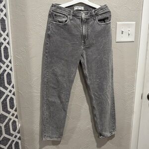 Abercrombie High Rise Mom Jeans in light grey wash size 28/6